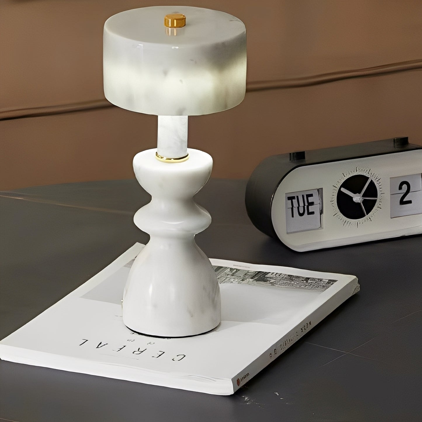 Ava – Dezente Tischlampe aus Jade-Marmor