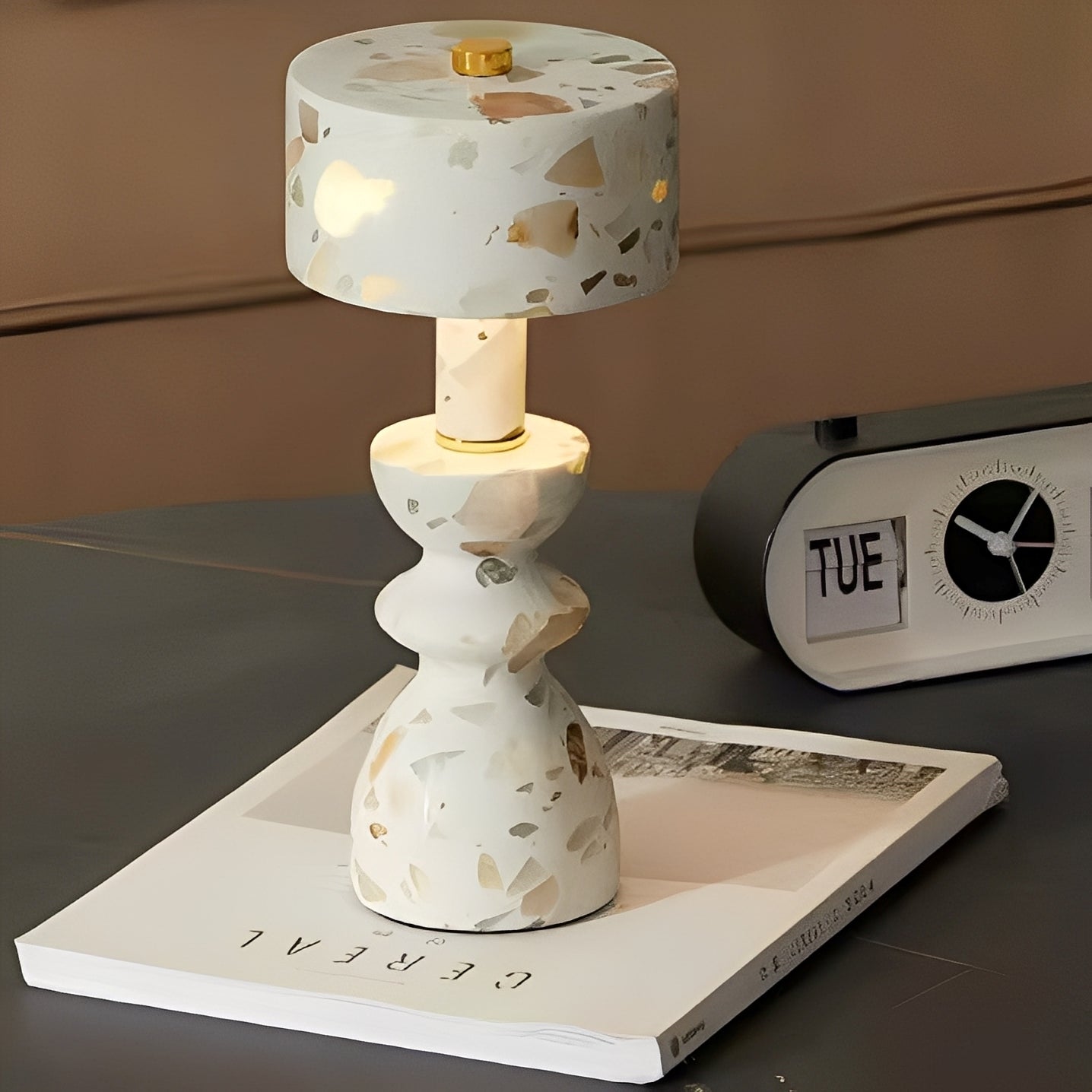 Ava – Dezente Tischlampe aus Jade-Marmor