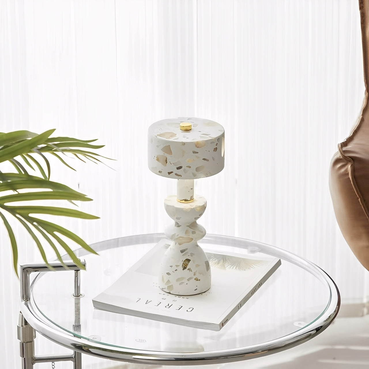 Ava – Dezente Tischlampe aus Jade-Marmor