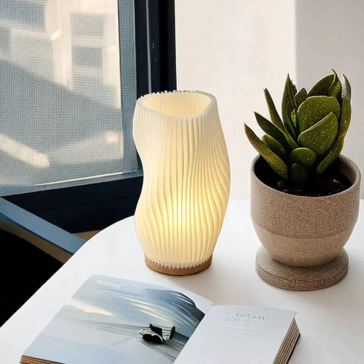 Nerea – Moderne Wavecrest Tischlampe