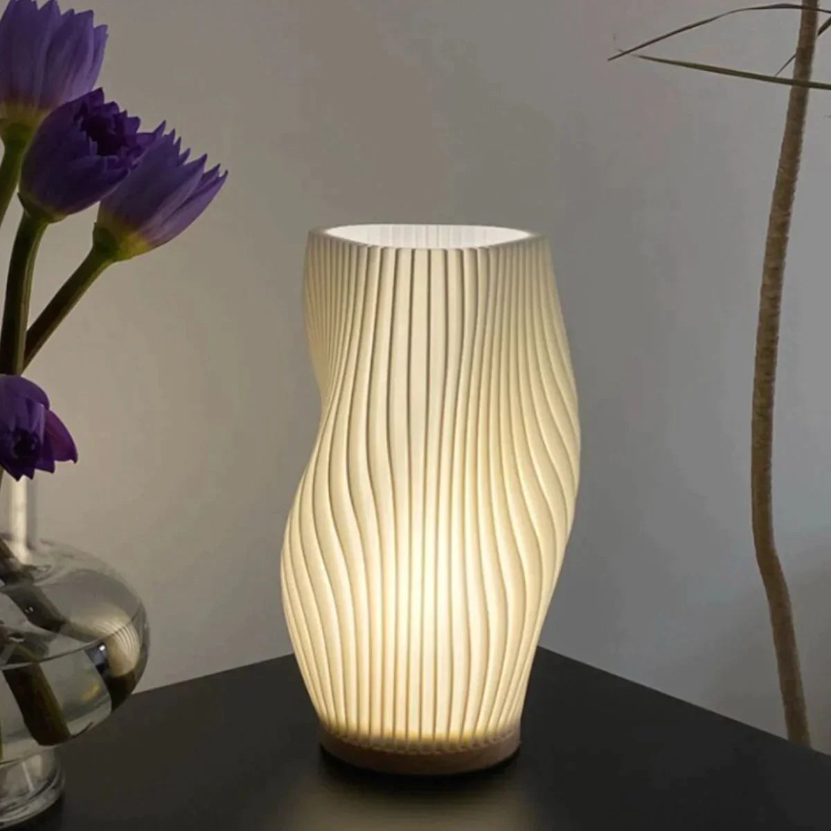 Nerea – Moderne Wavecrest Tischlampe