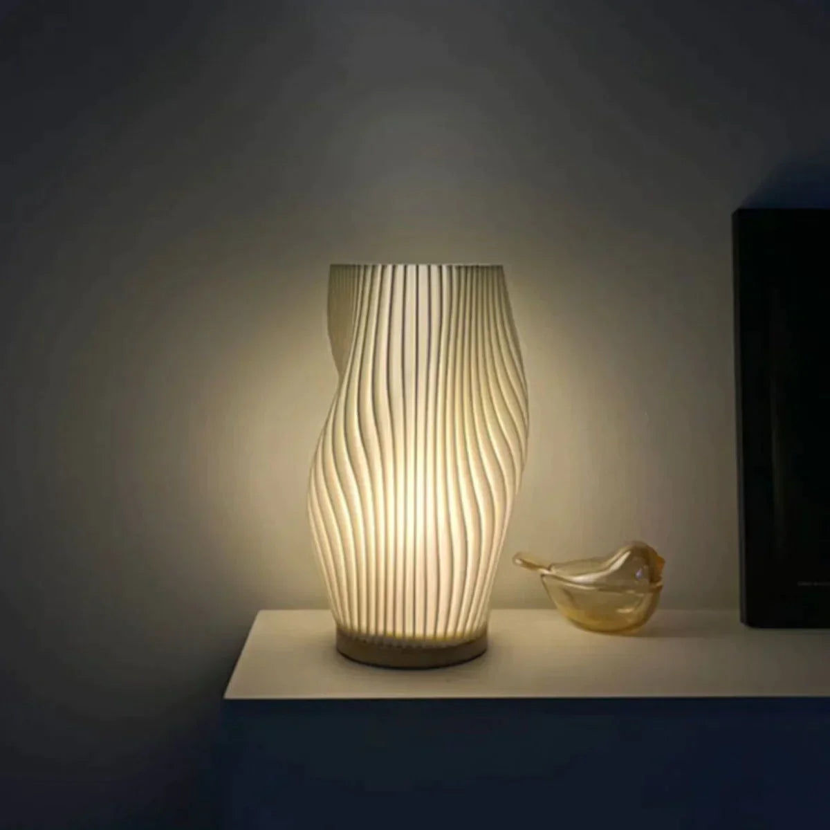 Nerea – Moderne Wavecrest Tischlampe