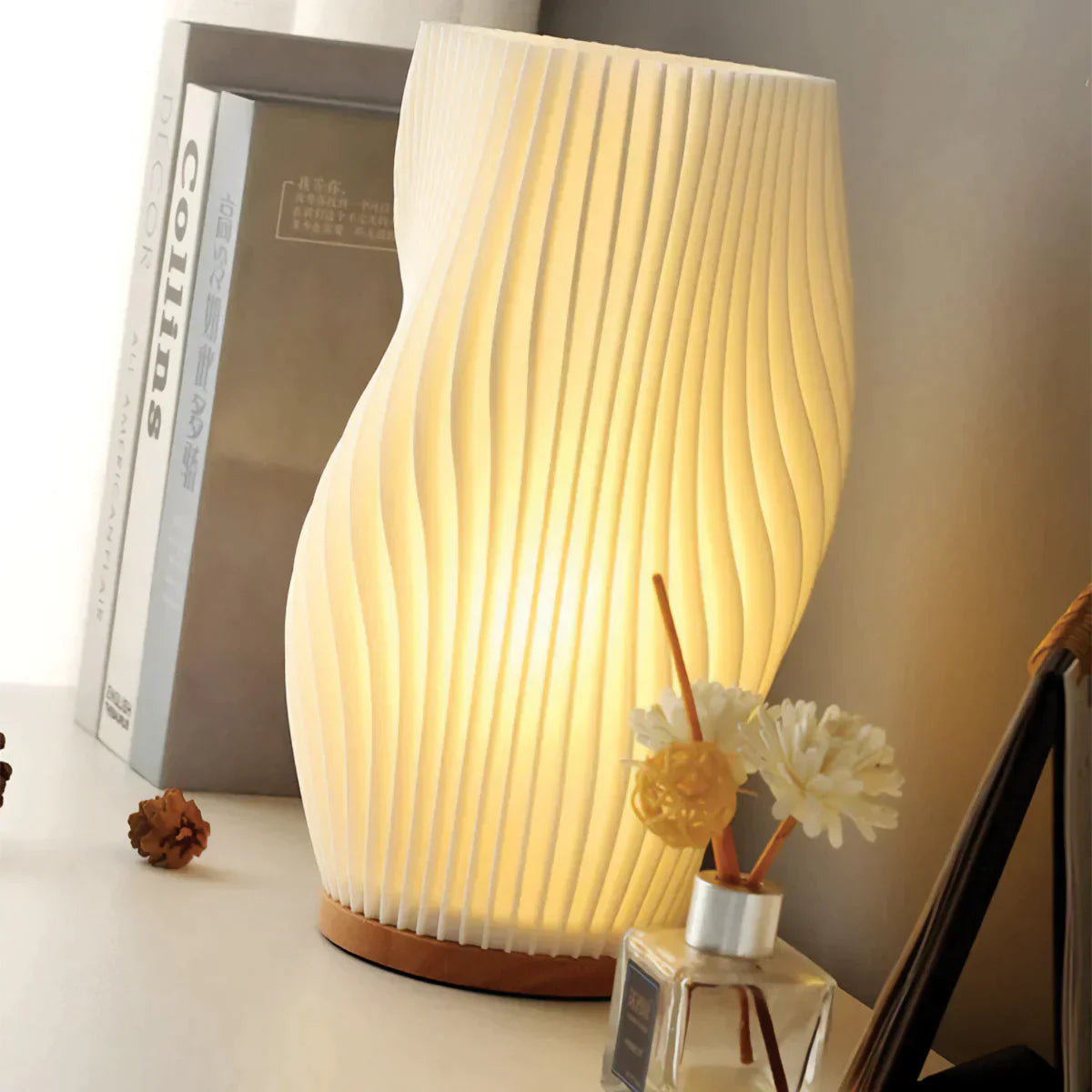 Nerea – Moderne Wavecrest Tischlampe