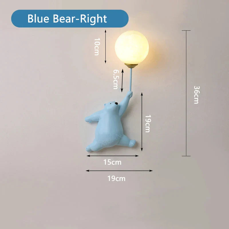 Niedliche Wandlampe mit Bär, der im Ballon hängt