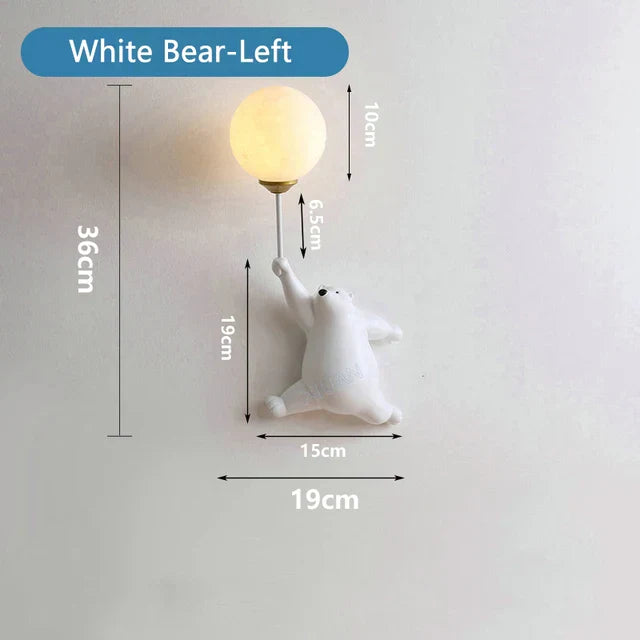 Niedliche Wandlampe mit Bär, der im Ballon hängt
