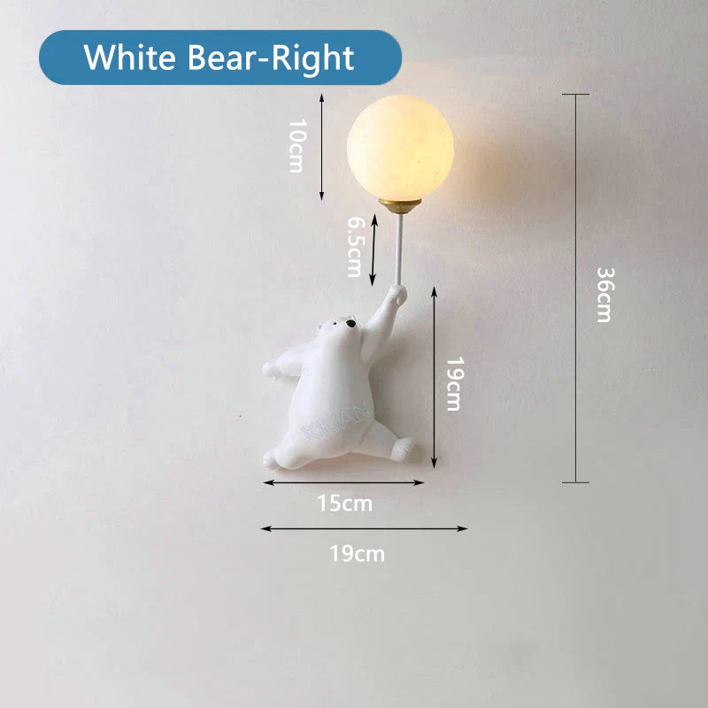 Niedliche Wandlampe mit Bär, der im Ballon hängt