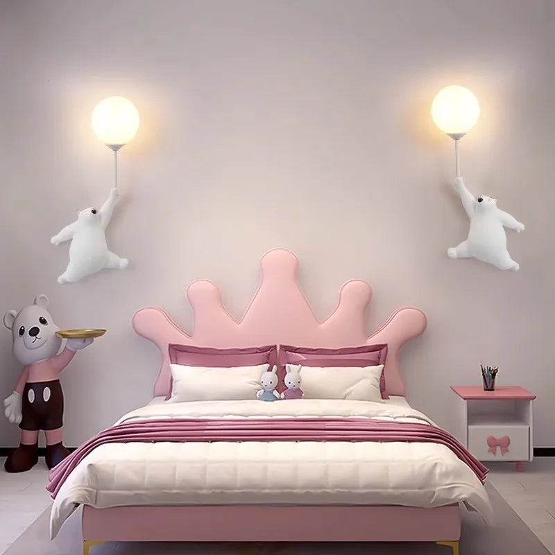 Niedliche Wandlampe mit Bär, der im Ballon hängt