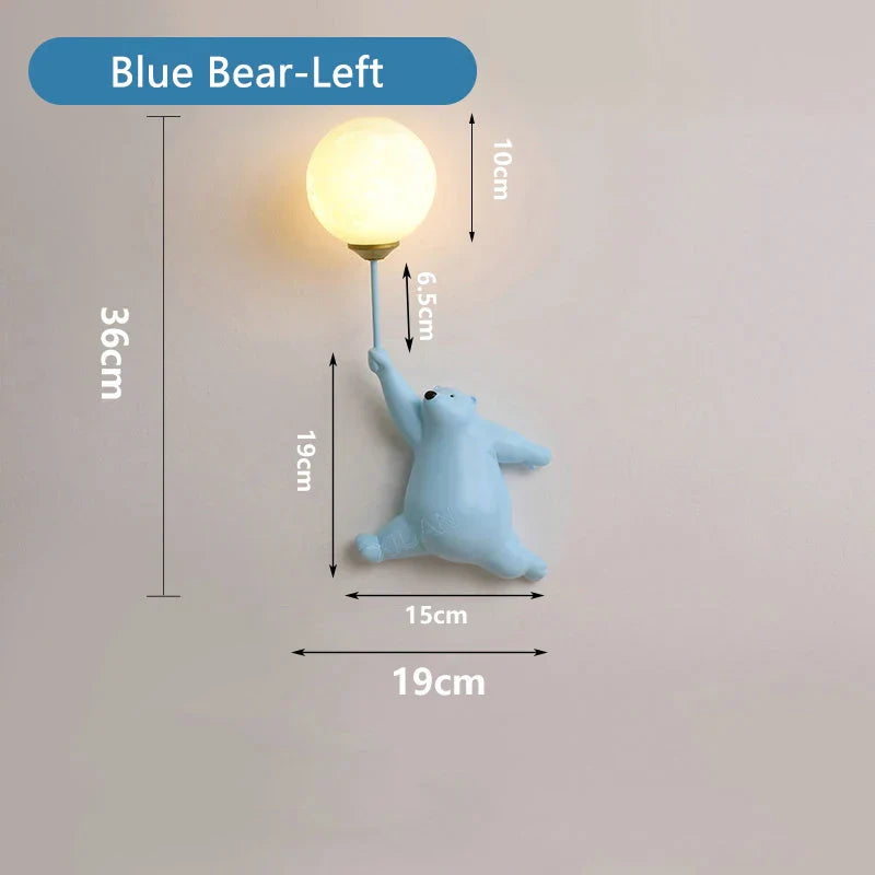 Niedliche Wandlampe mit Bär, der im Ballon hängt