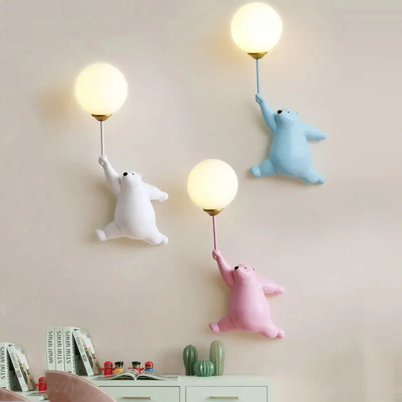 Niedliche Wandlampe mit Bär, der im Ballon hängt