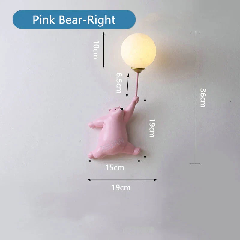Niedliche Wandlampe mit Bär, der im Ballon hängt