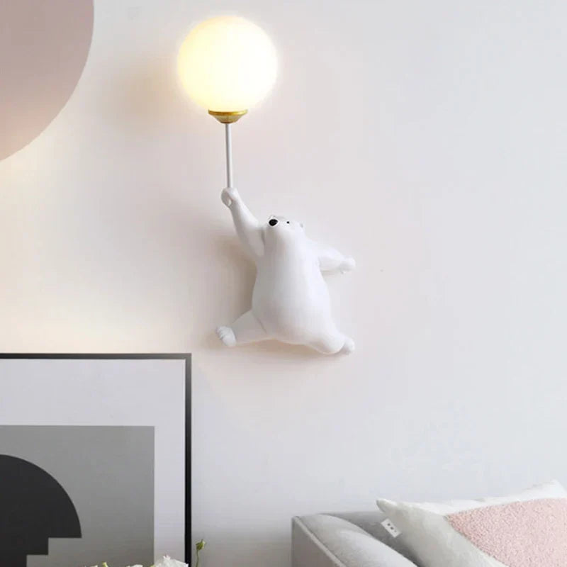 Niedliche Wandlampe mit Bär, der im Ballon hängt