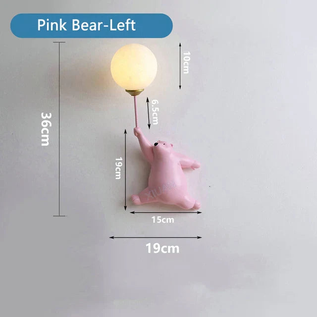 Niedliche Wandlampe mit Bär, der im Ballon hängt