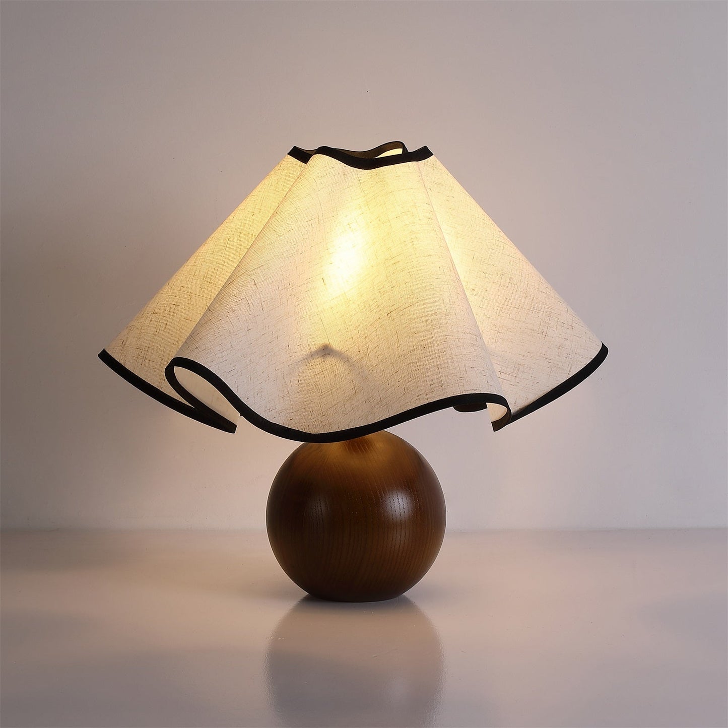 Lina – Vintage Holz-Tischlampe im Retro-Stil