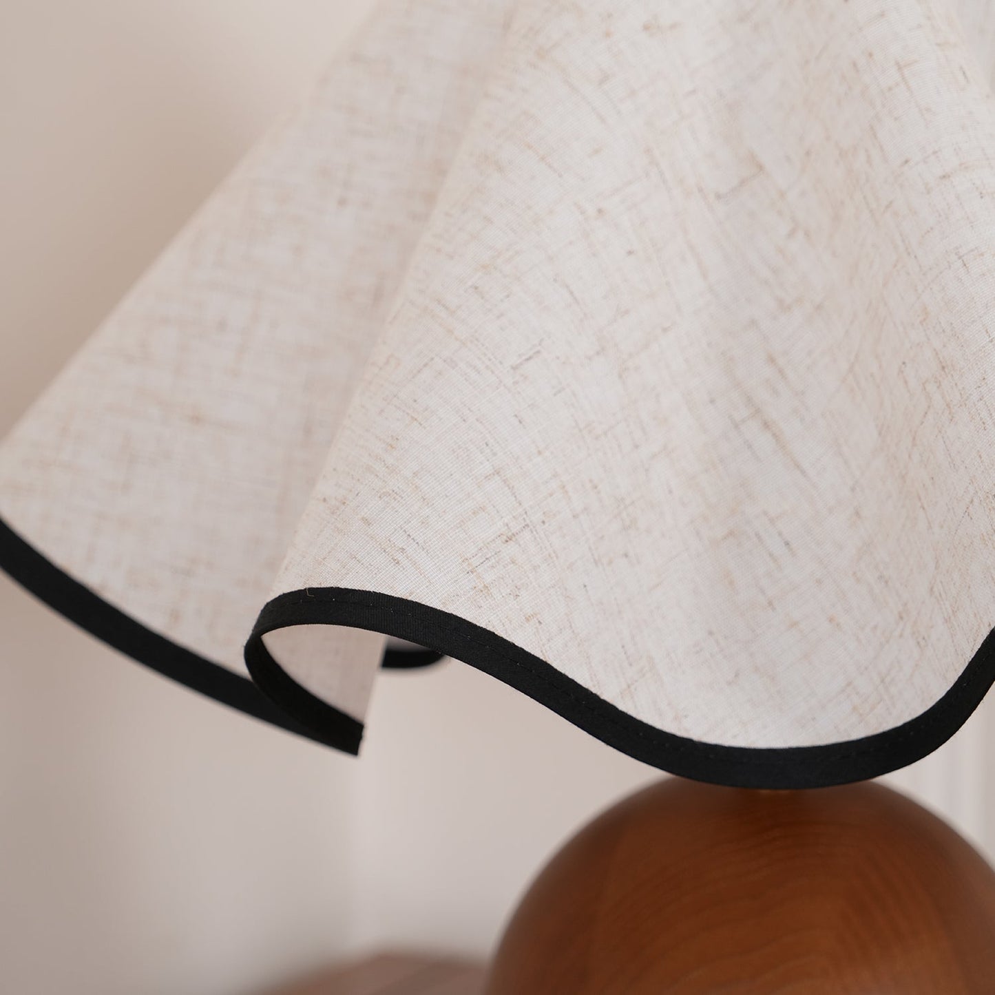 Lina – Vintage Holz-Tischlampe im Retro-Stil
