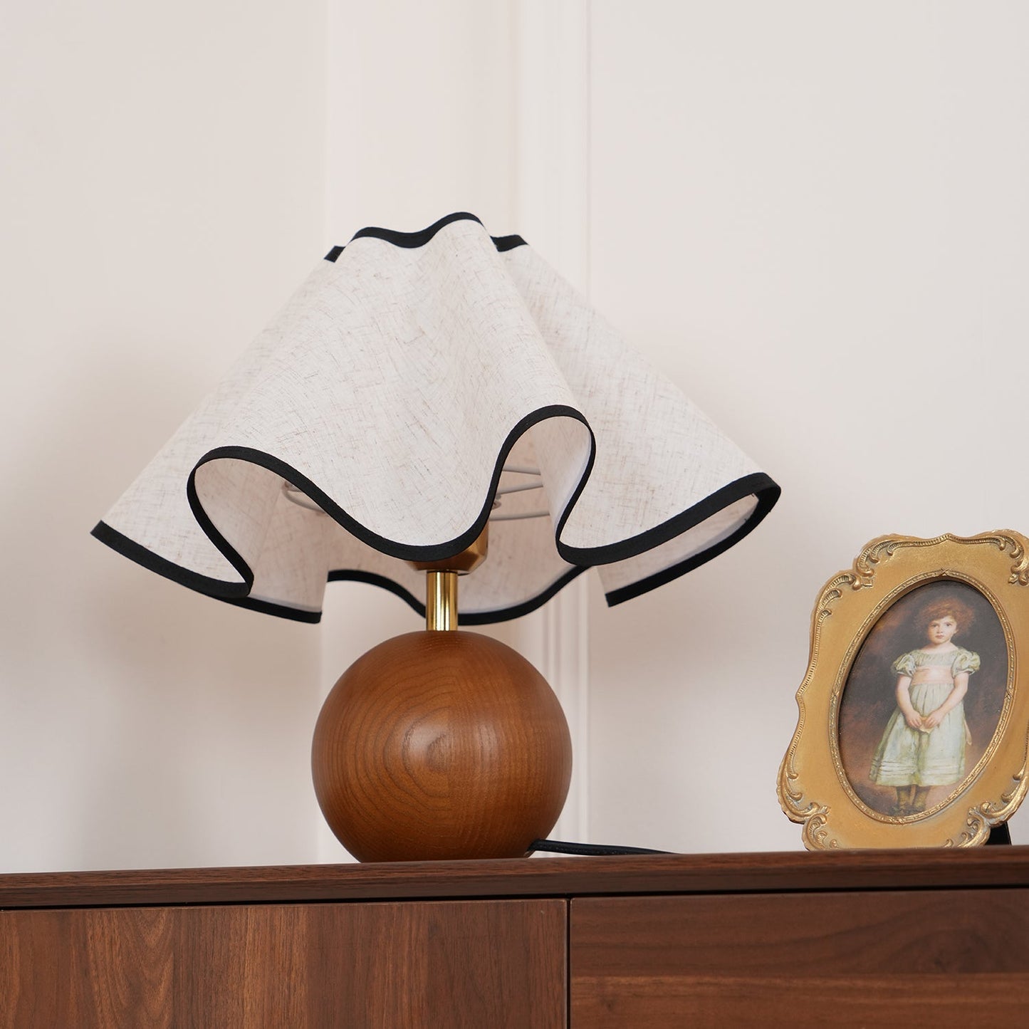 Lina – Vintage Holz-Tischlampe im Retro-Stil