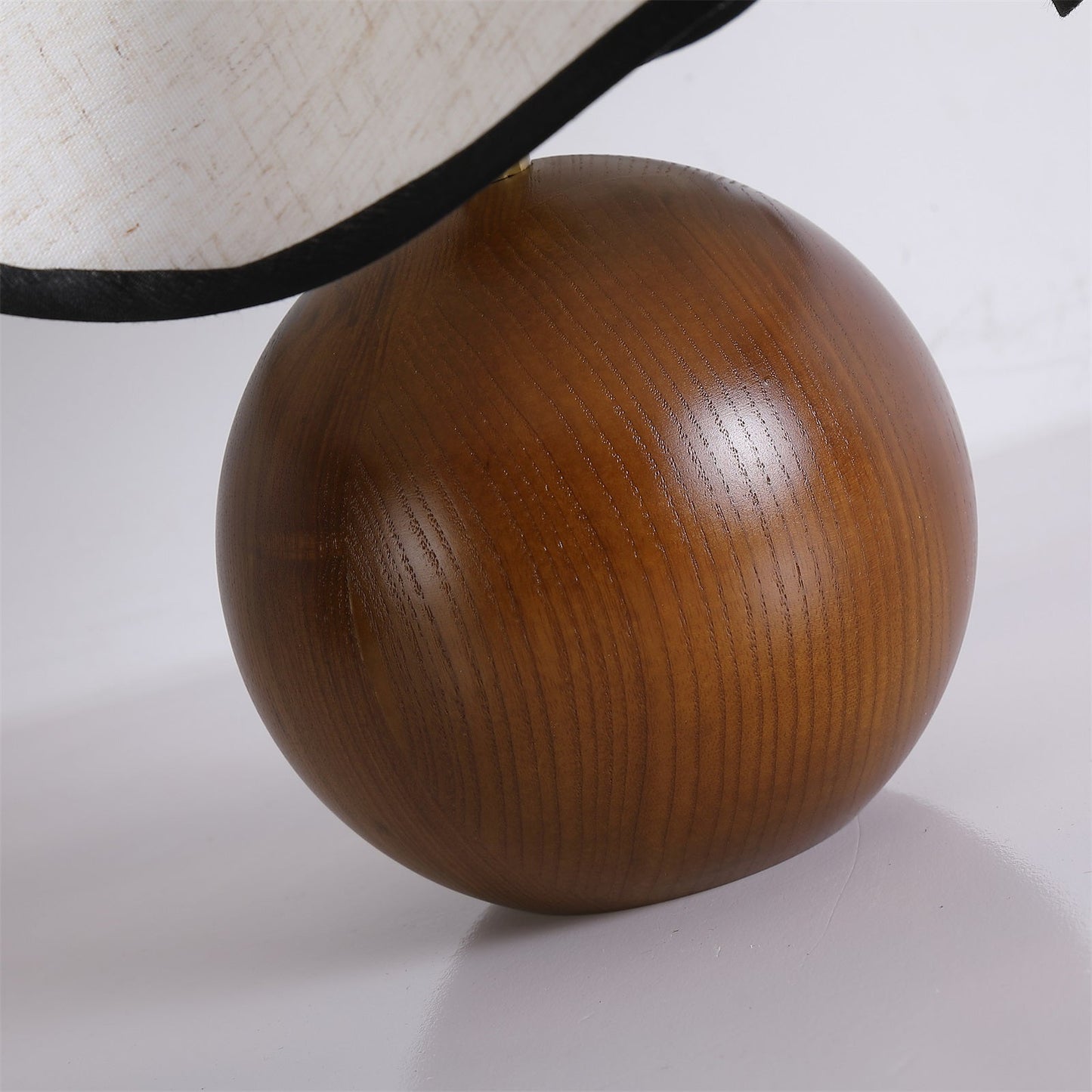 Lina – Vintage Holz-Tischlampe im Retro-Stil