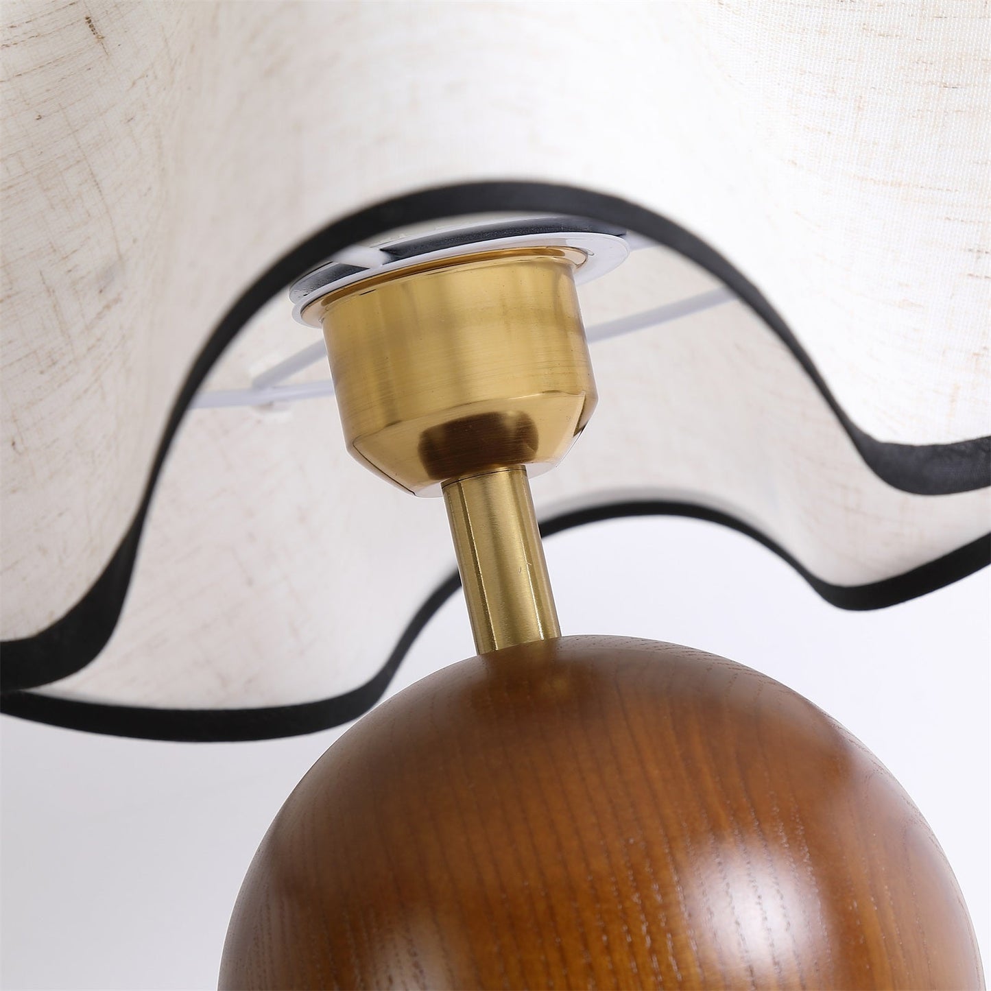 Lina – Vintage Holz-Tischlampe im Retro-Stil