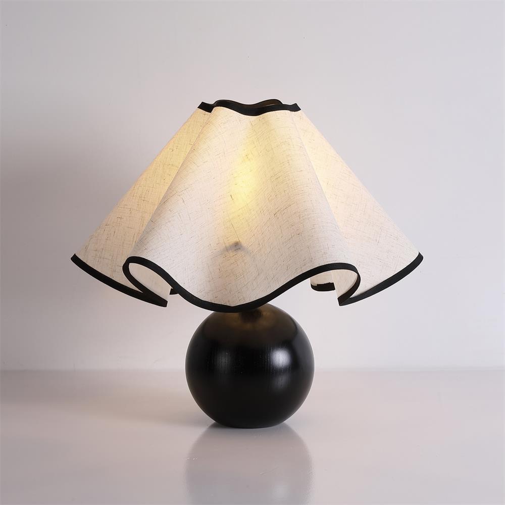 Enid – Vintage Tischlampe im Retro-Holzdesign