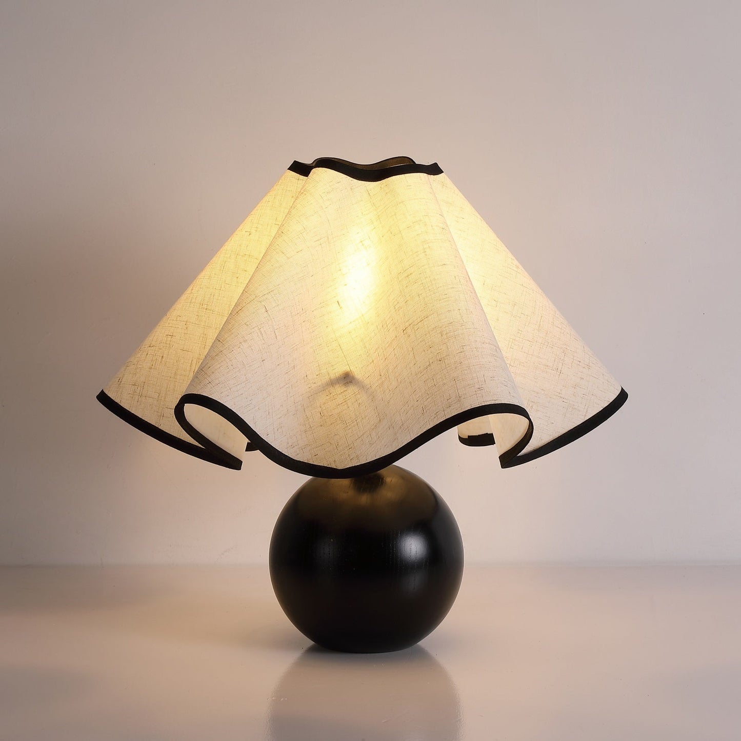 Enid – Vintage Tischlampe im Retro-Holzdesign
