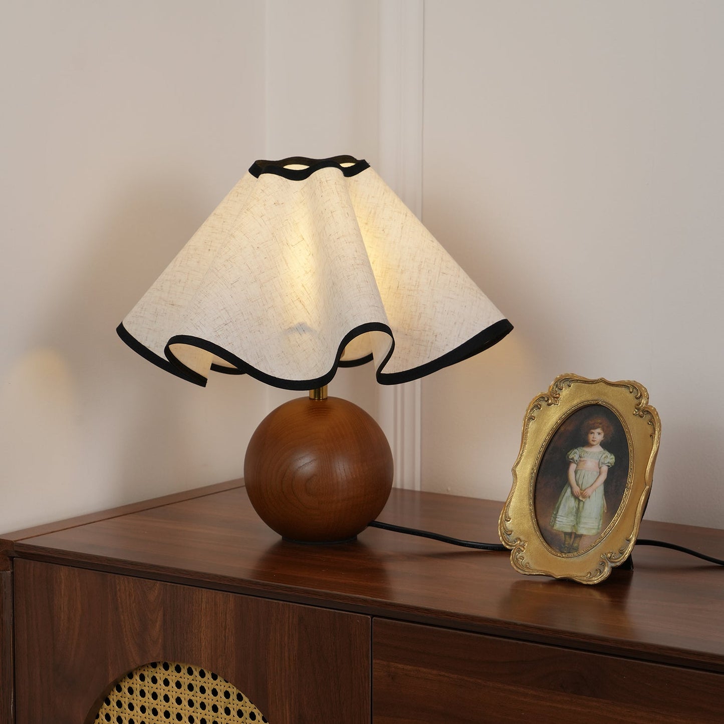Lina – Vintage Holz-Tischlampe im Retro-Stil