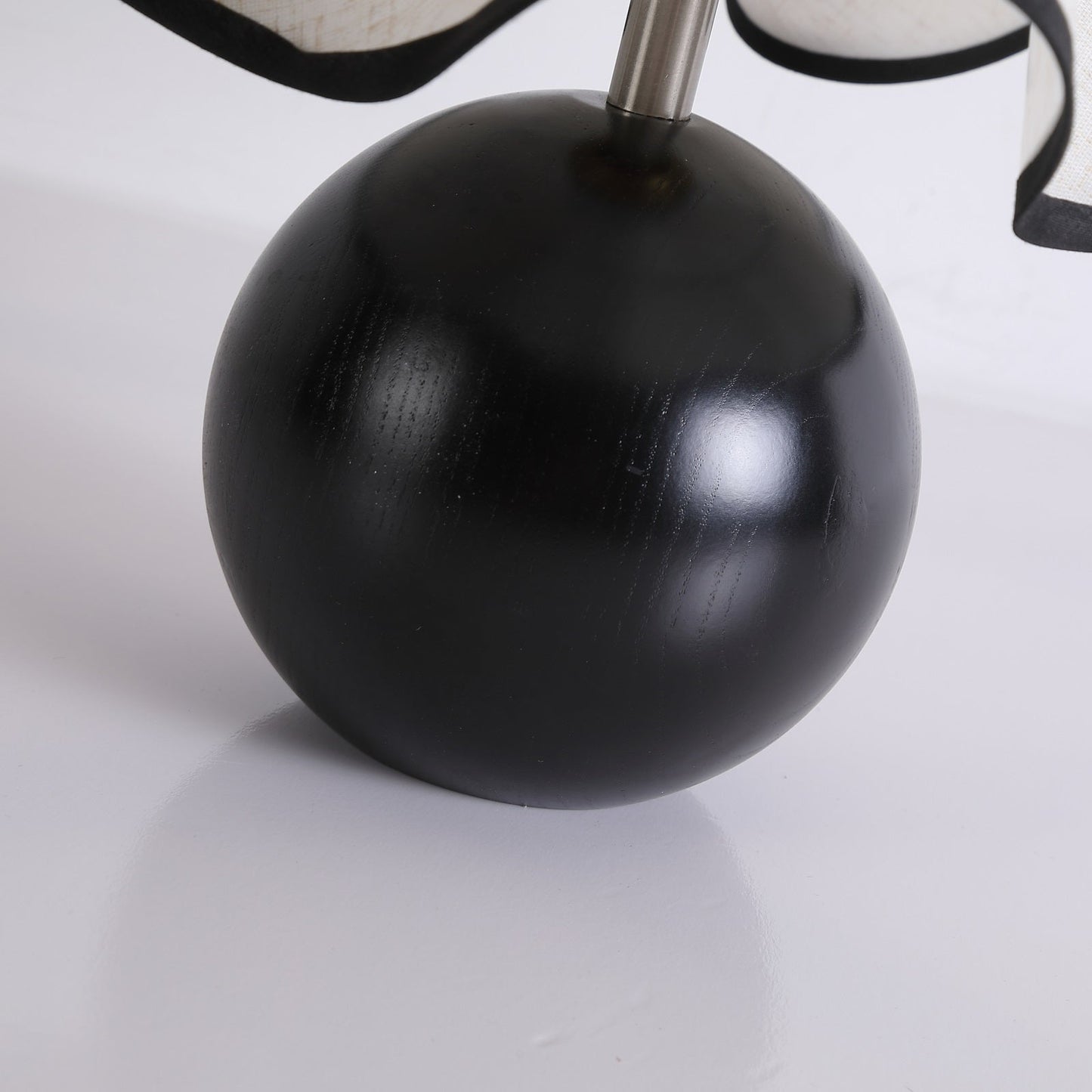 Enid – Vintage Tischlampe im Retro-Holzdesign