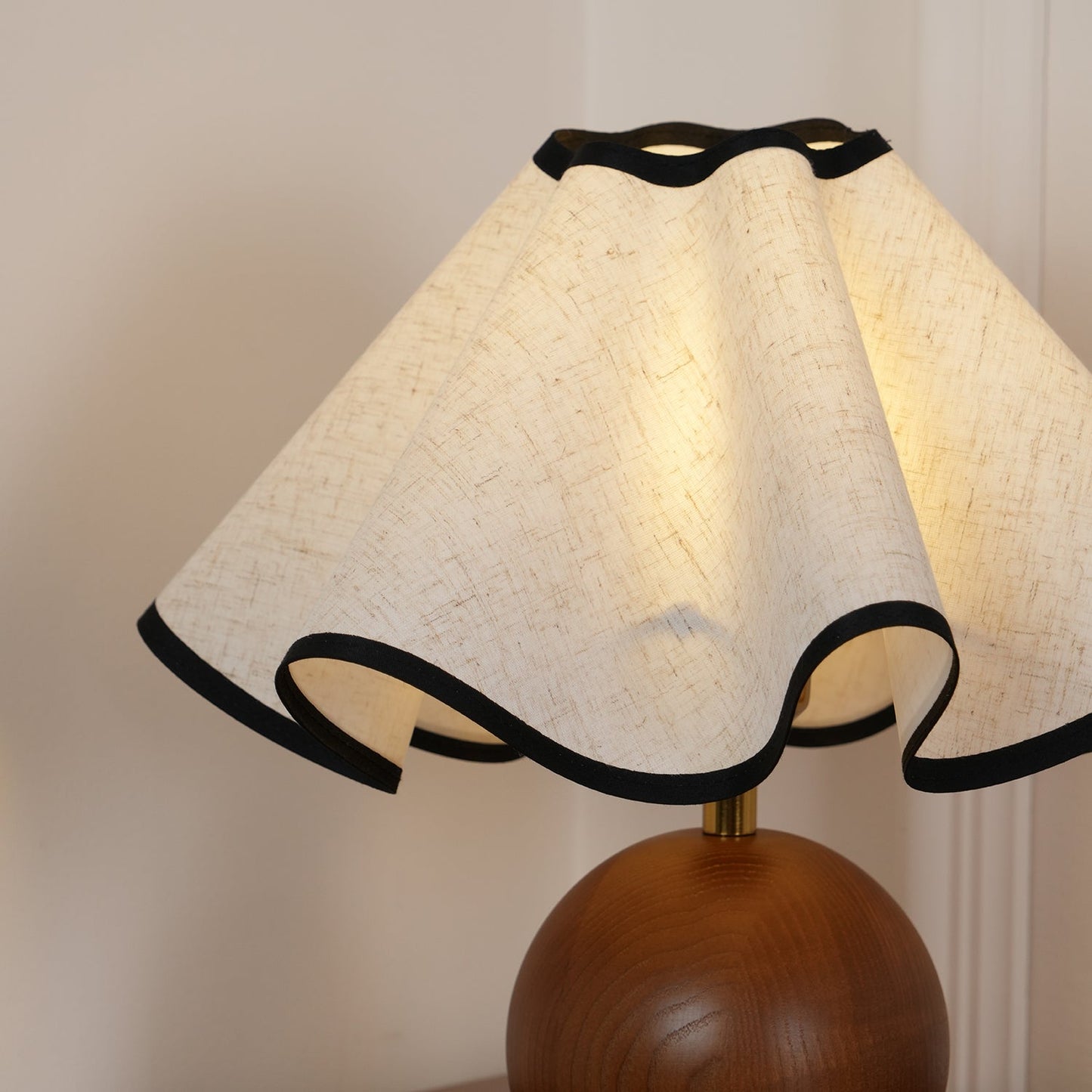 Lina – Vintage Holz-Tischlampe im Retro-Stil