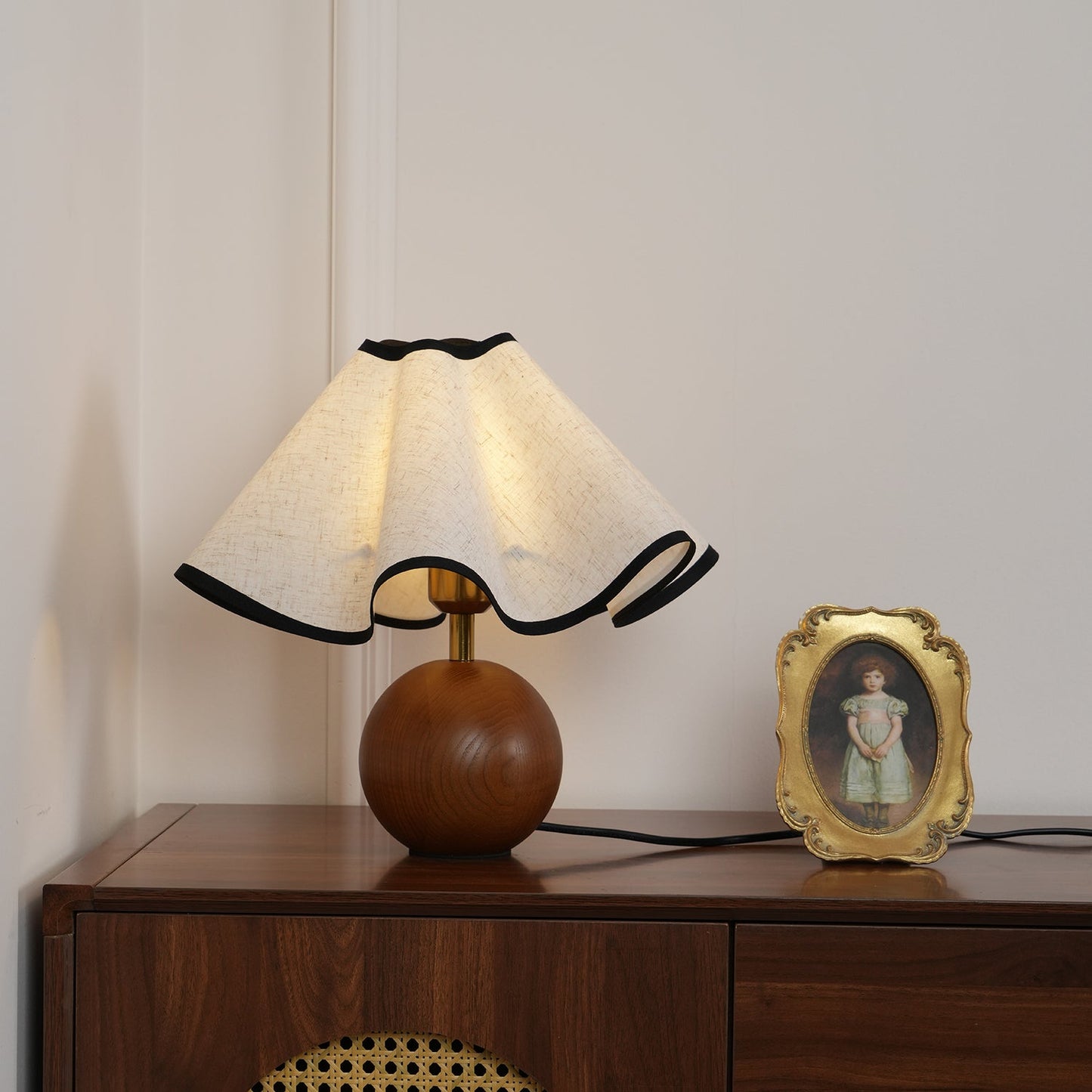 Lina – Vintage Holz-Tischlampe im Retro-Stil