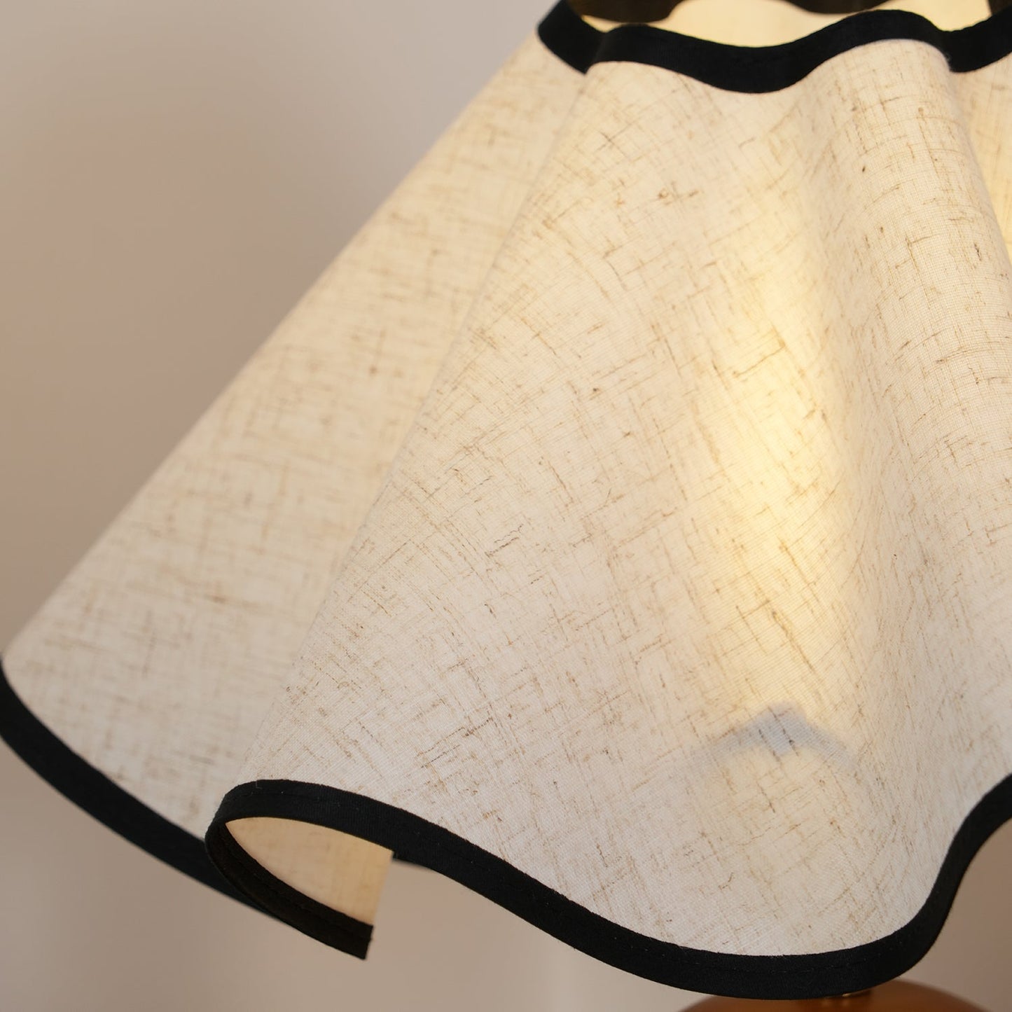 Lina – Vintage Holz-Tischlampe im Retro-Stil