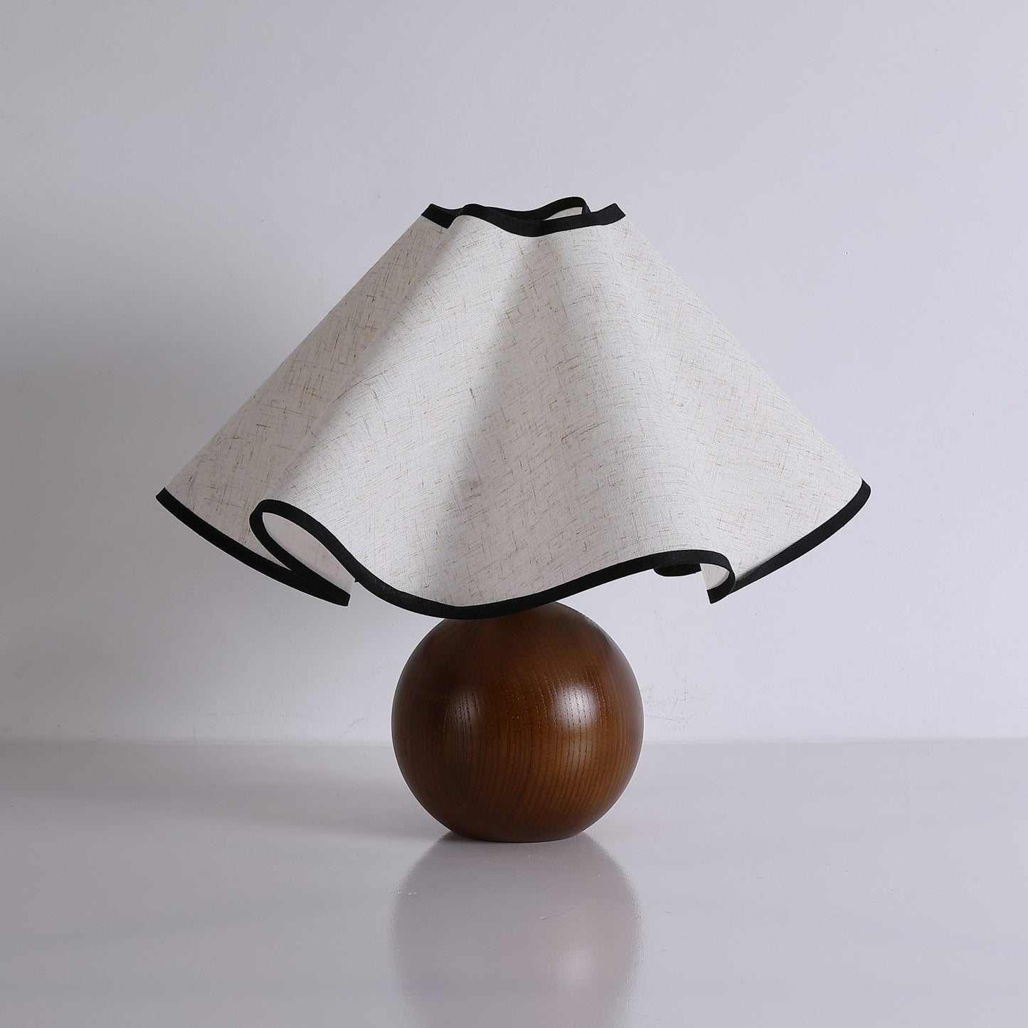 Lina – Vintage Holz-Tischlampe im Retro-Stil