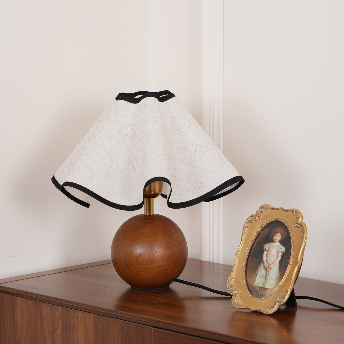 Lina – Vintage Holz-Tischlampe im Retro-Stil