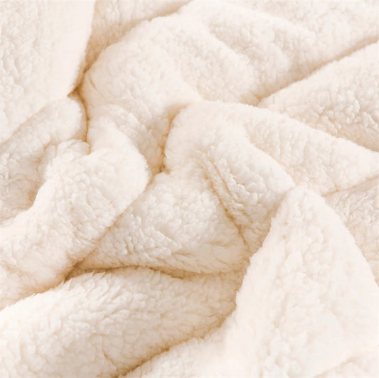 ShearLuxe – Flauschige Lammfelldecke für edle Wohnmomente