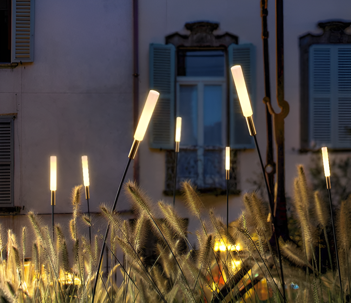 SolarLux – Solarbetriebene Außenleuchte mit modernem Flair