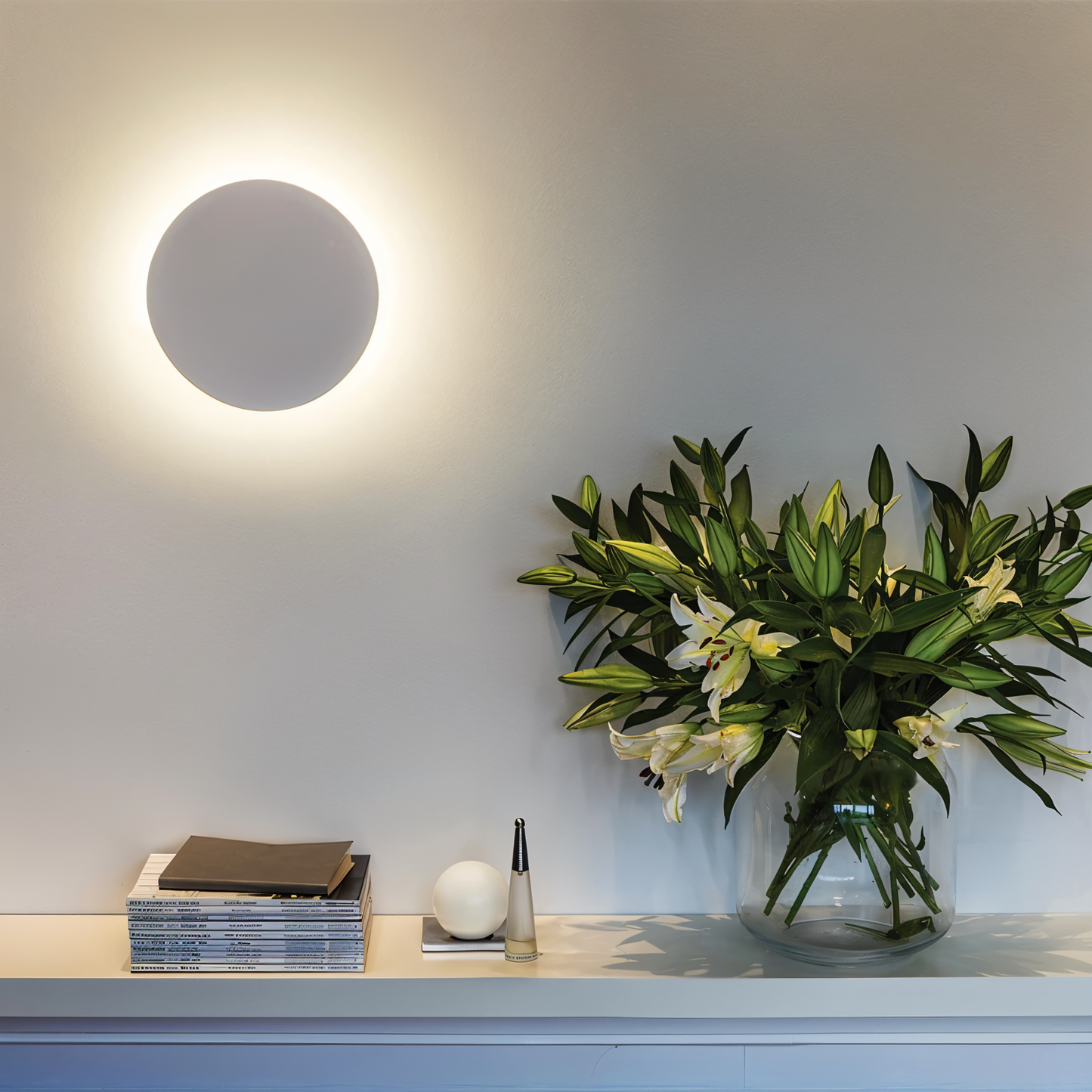 OrbGlow – Runde Metall-Wandleuchte in Schwarz/Weiß/Gold für moderne Räume