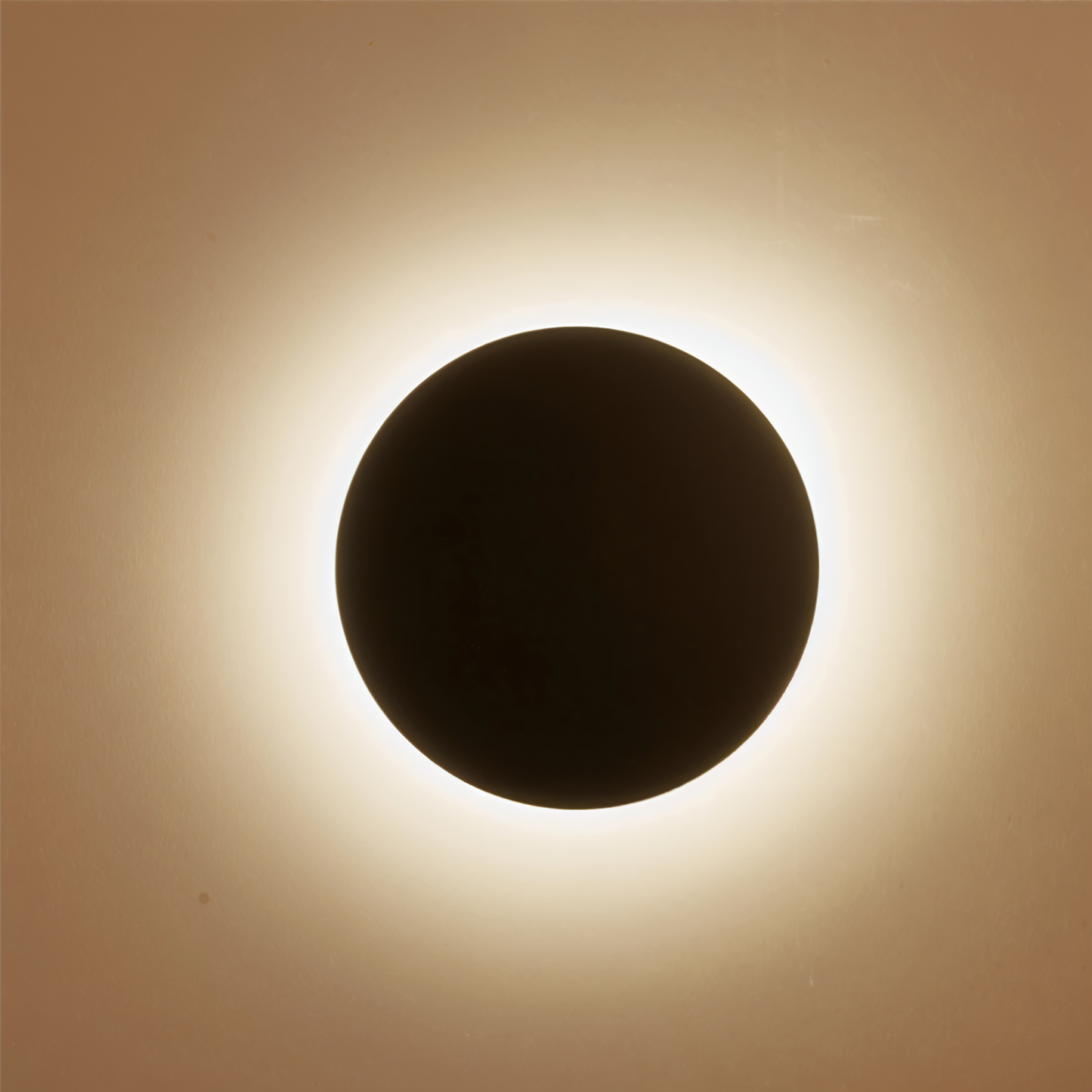 OrbGlow – Runde Metall-Wandleuchte in Schwarz/Weiß/Gold für moderne Räume