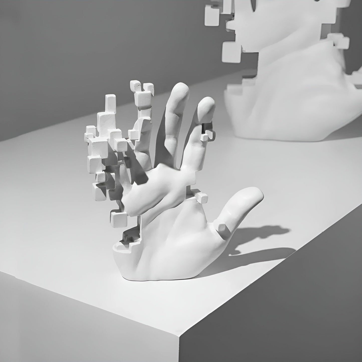 GlitchPalm – Abstrakte Harzhand mit Mosaik-Effekt als Kunstobjekt