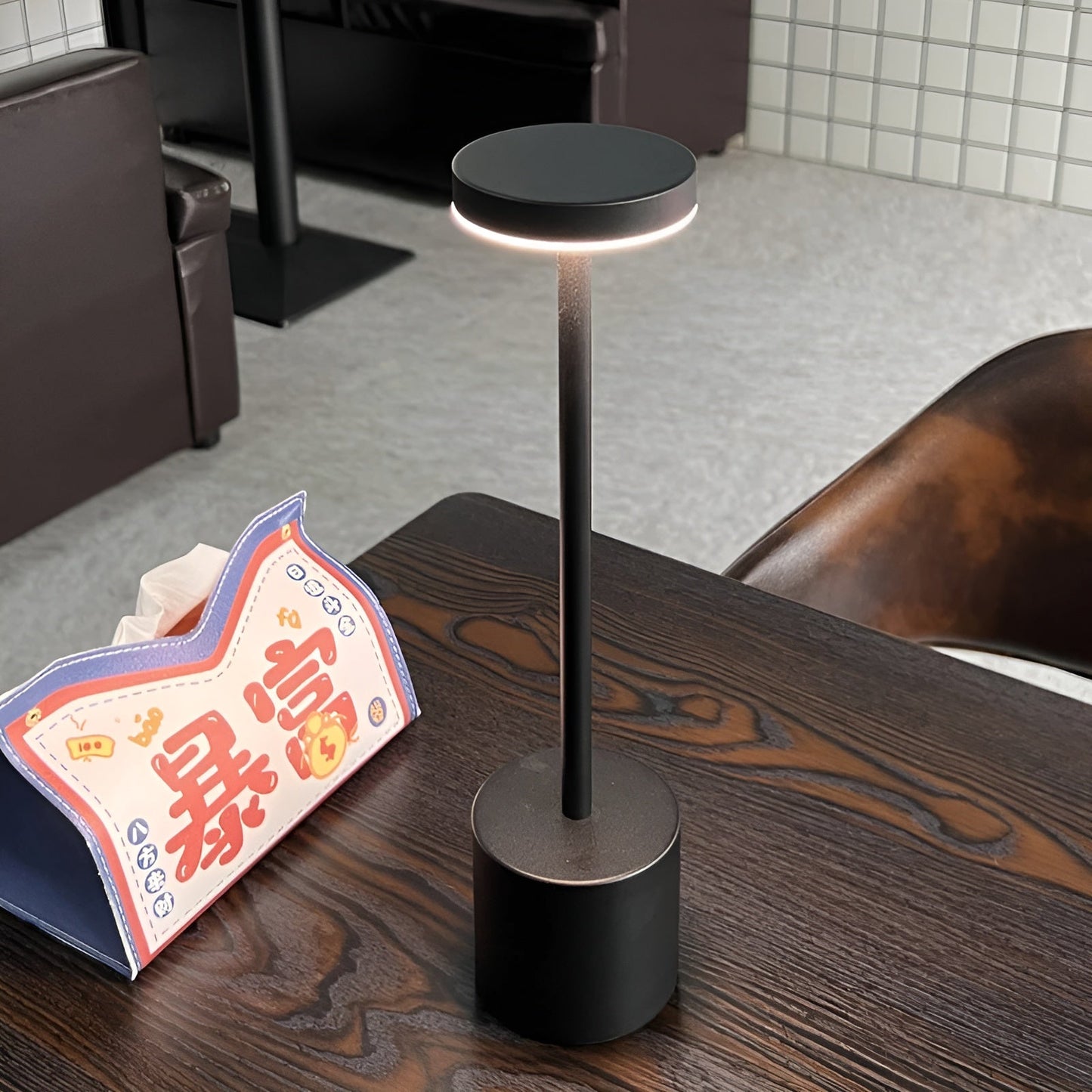 Velumo – LED-Tischlampe im Retro-Stil mit kabelloser Ladestation