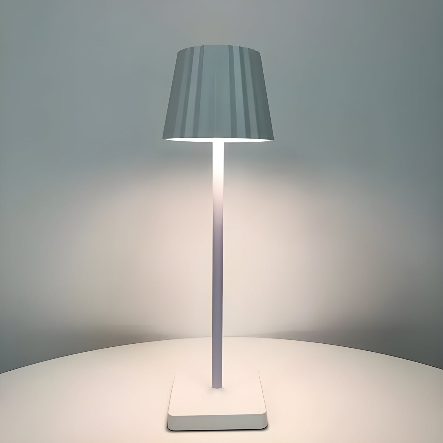 NordicTouch – Dimmbare Tischlampe im skandinavischen Stil