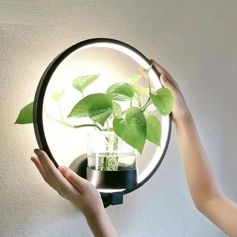 Wandleuchte mit Pflanzenhalter