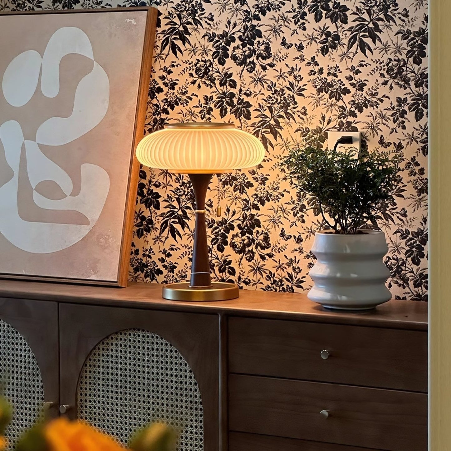 Noelia – Retro Tischlampe aus Massivholz