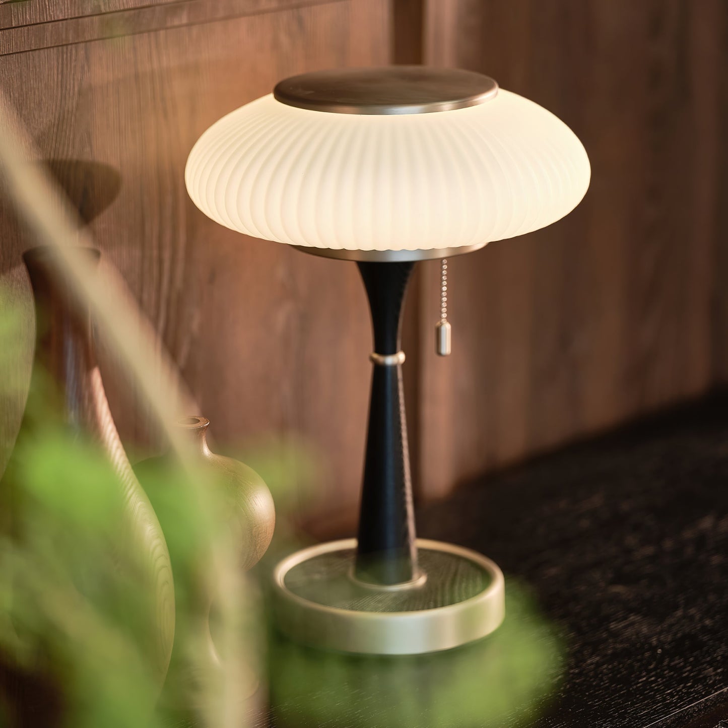 Noelia – Retro Tischlampe aus Massivholz