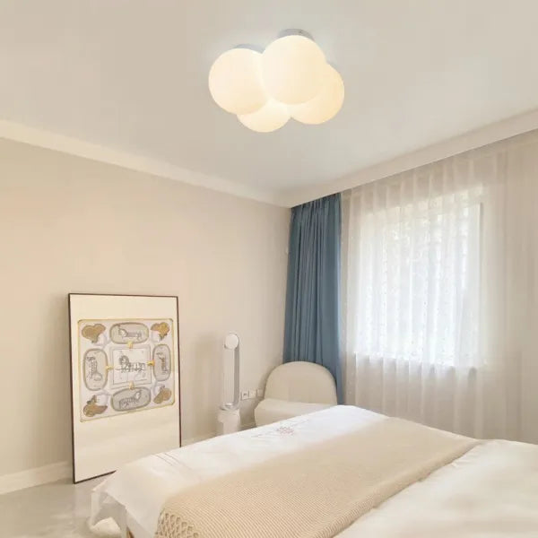 Wolkenlicht – Schwebende Deckenleuchte im Cloud-Design