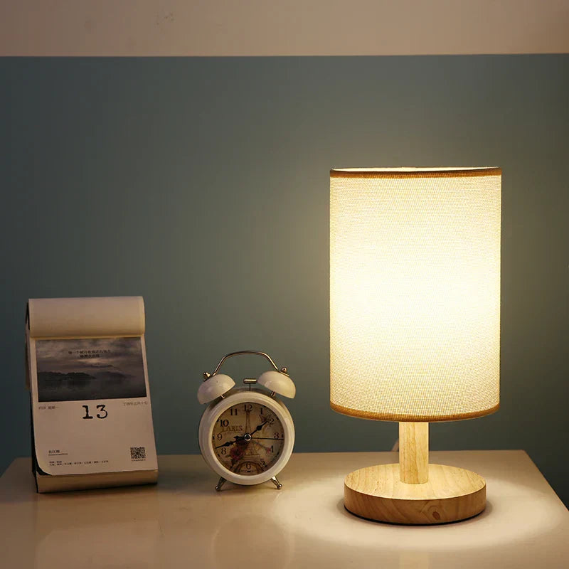 Lunora – Nachttischlampe aus Massivholz