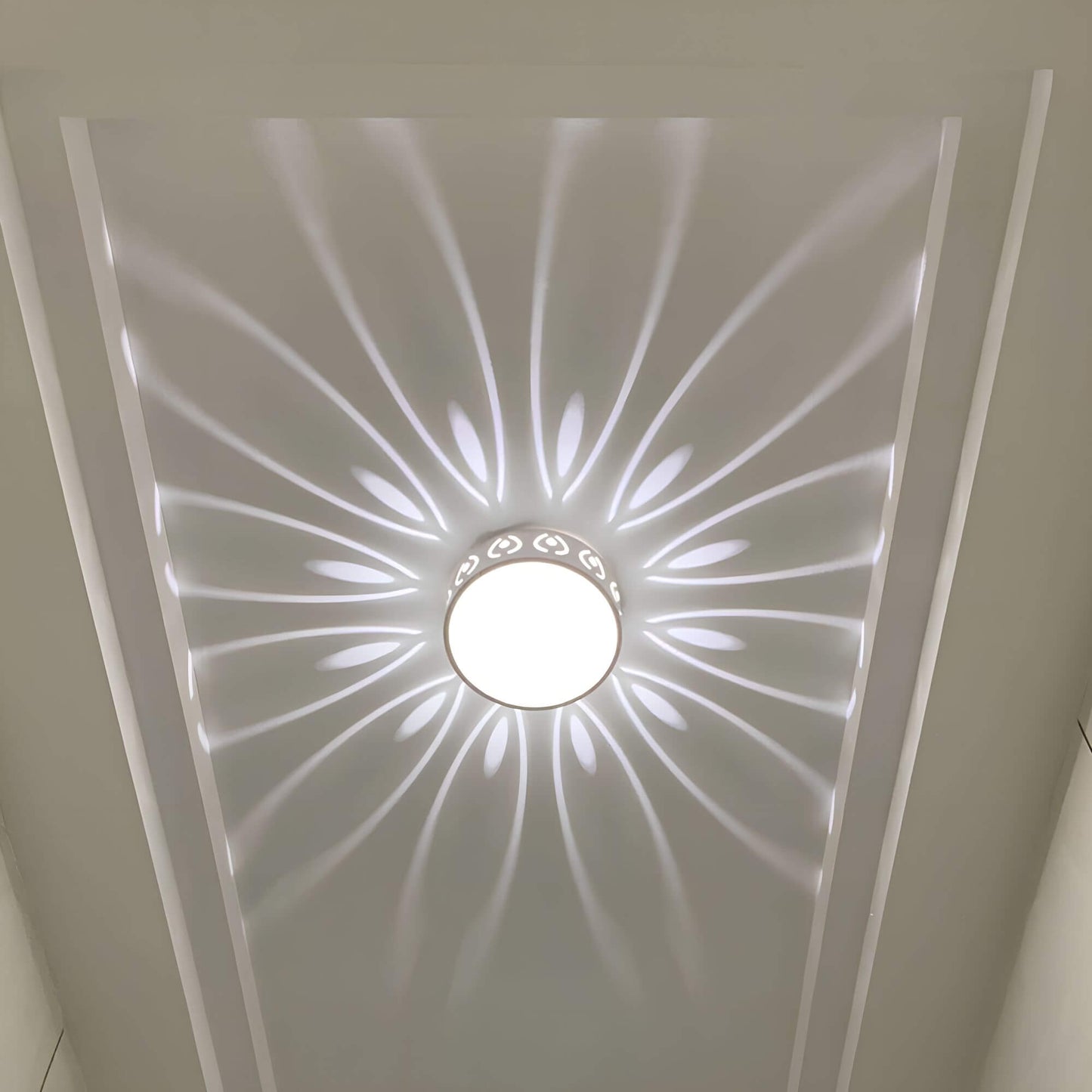 Flache LED-Deckenleuchte – Spritzwassergeschütztes Lichtdesign für drinnen & draußen