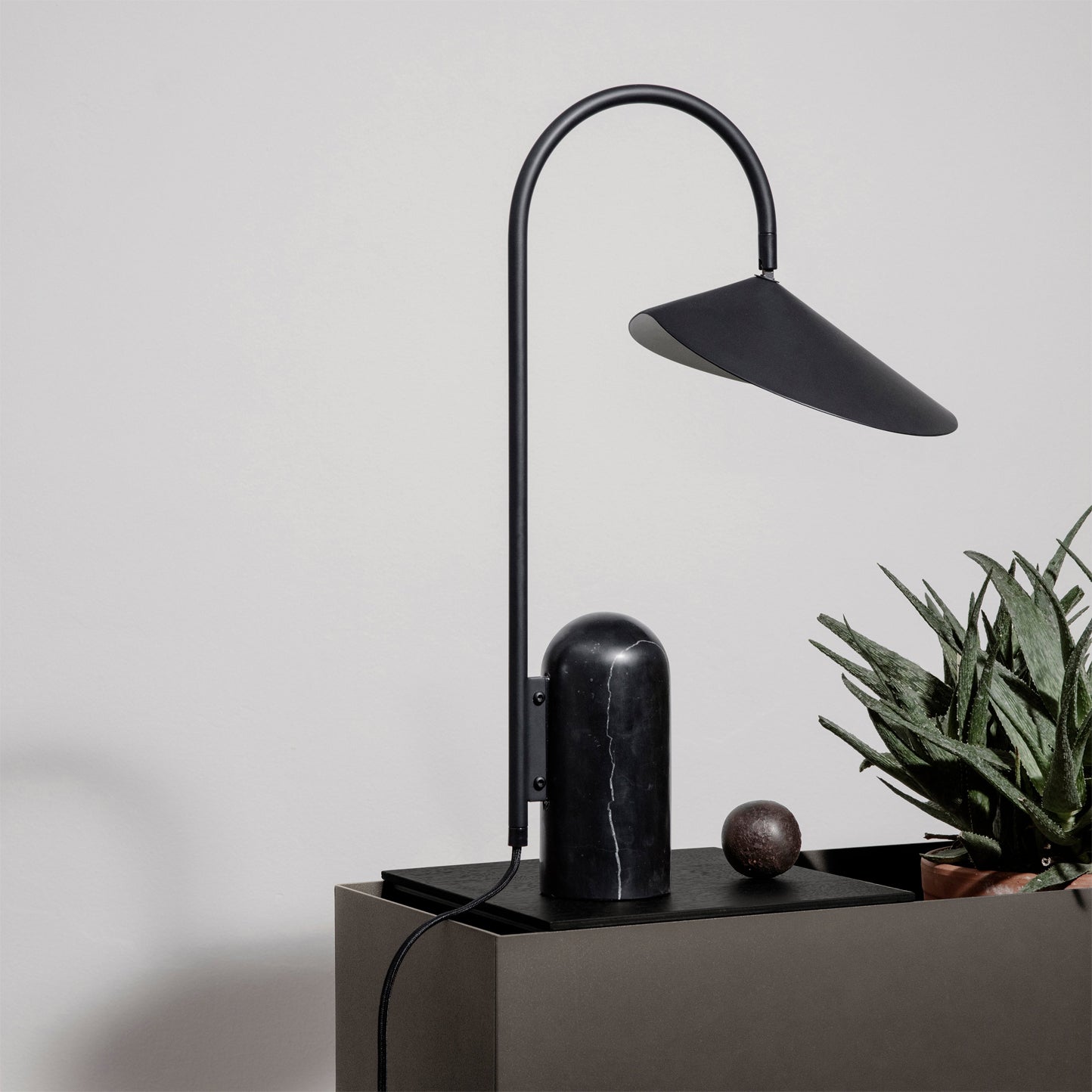 Mono – Europäische Tischlampe