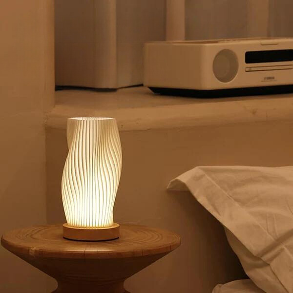 Nerea – Moderne Wavecrest Tischlampe