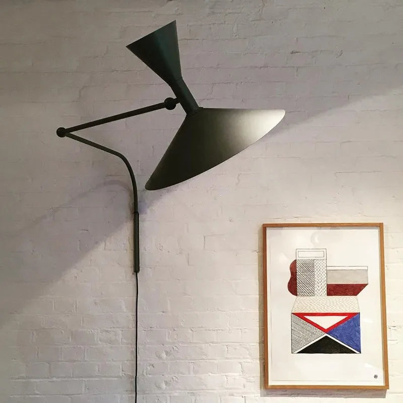 Minimalistische Wandleuchte mit Flexarm
