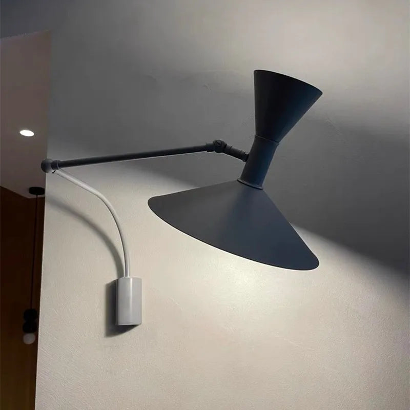 Minimalistische Wandleuchte mit Flexarm