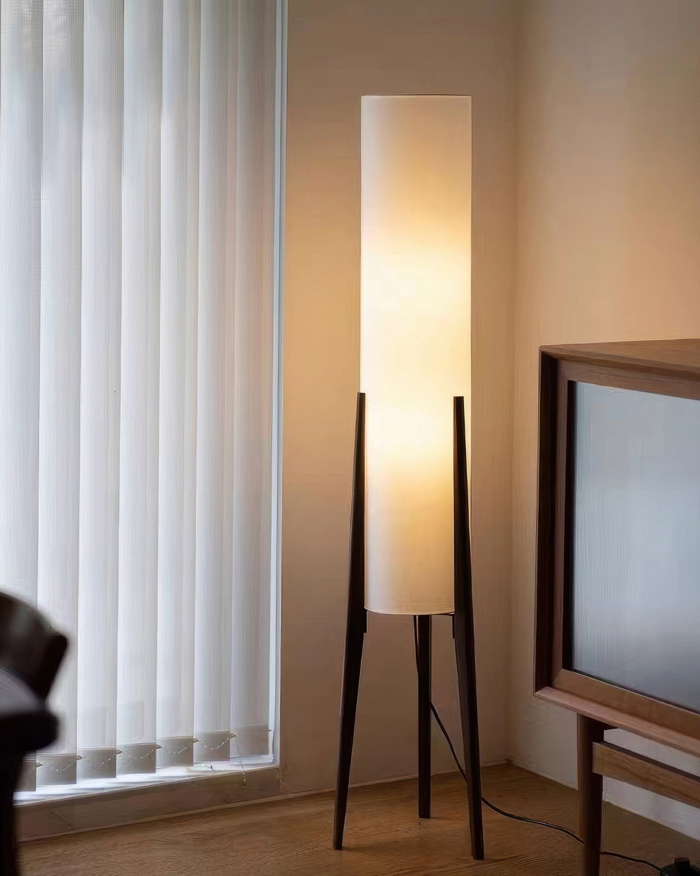 WoodGleam – Standlampe aus edlem Walnussholz mit Struktur