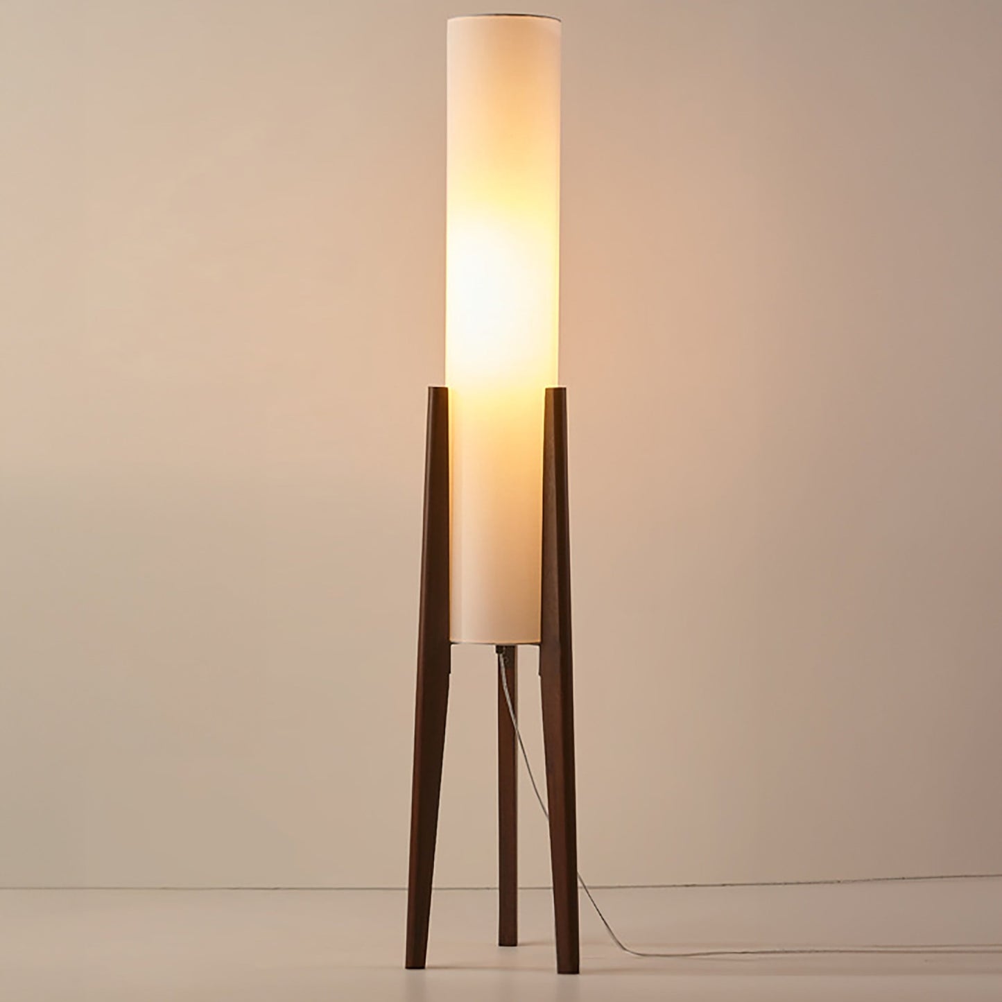 WoodGleam – Standlampe aus edlem Walnussholz mit Struktur