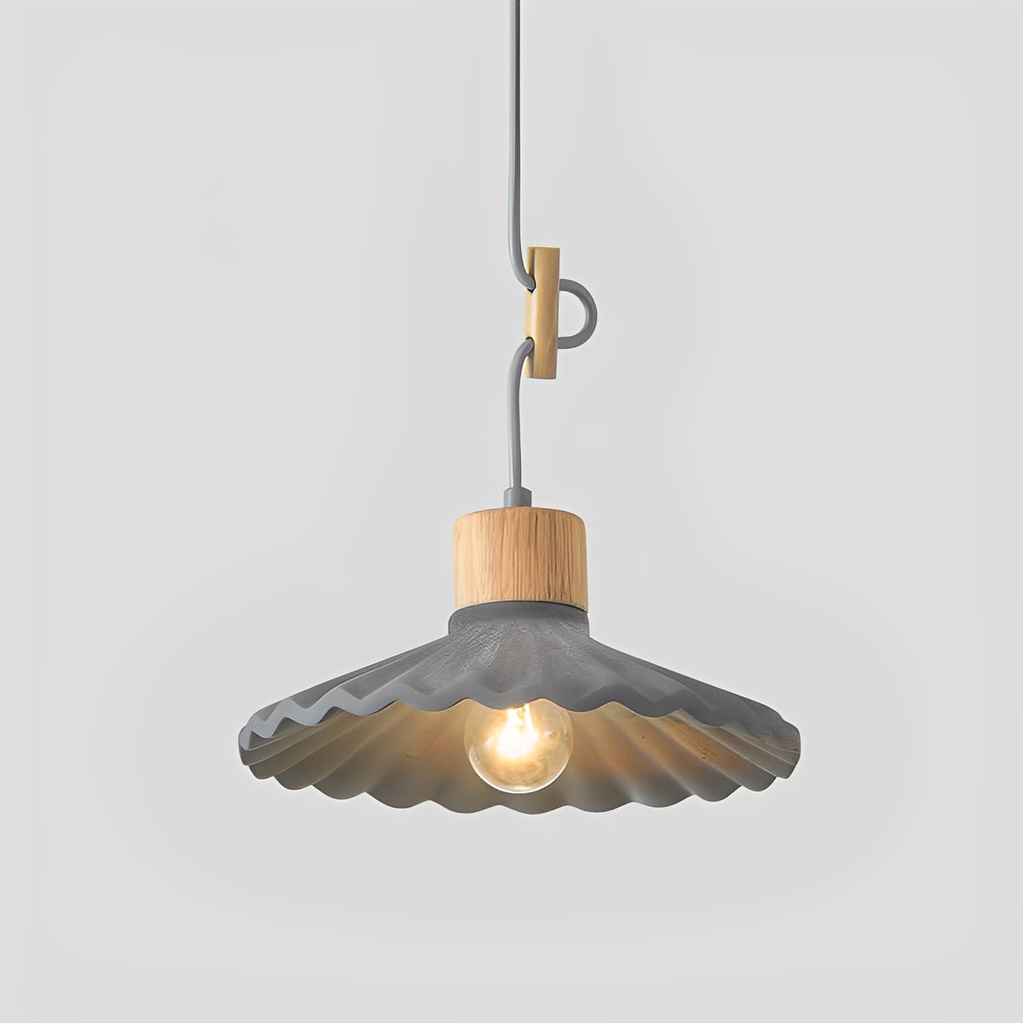 Alina – Moderner Resin-Holz-Kronleuchter